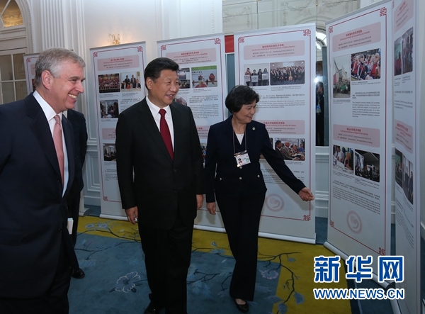 10月22日，國家主席習近平在倫敦出席全英孔子學院和孔子課堂年會開幕式。這是習近平參觀全英孔子學院和孔子課堂成果圖片展。 新華社記者 龐興雷 攝