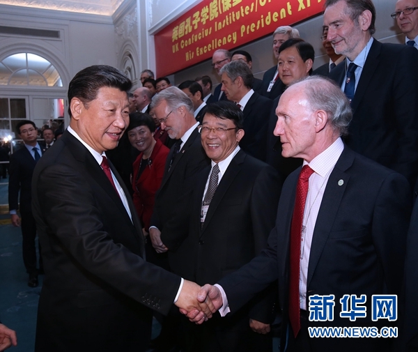 10月22日，國家主席習近平在倫敦出席全英孔子學院和孔子課堂年會開幕式。這是習近平同參加開幕式的嘉賓親切交談。 新華社記者 龐興雷 攝 