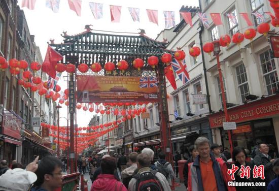 習近平主席訪問英國,倫敦唐人街掛出大紅燈籠和中英兩國國旗。 <a target='_blank' ><p align=