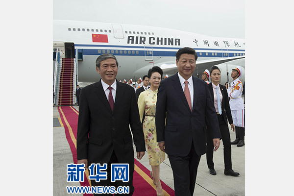 11月5日，中共中央總書(shū)記、國(guó)家主席習(xí)近平抵達(dá)越南首都河內(nèi)，開(kāi)始對(duì)越南進(jìn)行國(guó)事訪問(wèn)。這是越南高級(jí)官員到機(jī)場(chǎng)迎接習(xí)近平和夫人彭麗媛。新華社記者李學(xué)仁攝