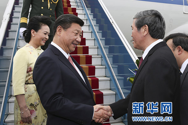 11月5日，中共中央總書(shū)記、國(guó)家主席習(xí)近平抵達(dá)越南首都河內(nèi)，開(kāi)始對(duì)越南進(jìn)行國(guó)事訪問(wèn)。這是越南高級(jí)官員到機(jī)場(chǎng)迎接習(xí)近平和夫人彭麗媛。新華社記者蘭紅光攝 