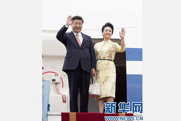 11月5日，中共中央總書(shū)記、國(guó)家主席習(xí)近平抵達(dá)越南首都河內(nèi)，開(kāi)始對(duì)越南進(jìn)行國(guó)事訪問(wèn)。這是習(xí)近平和夫人彭麗媛步出艙門(mén)向歡迎人群揮手致意。新華社記者 李學(xué)仁 攝