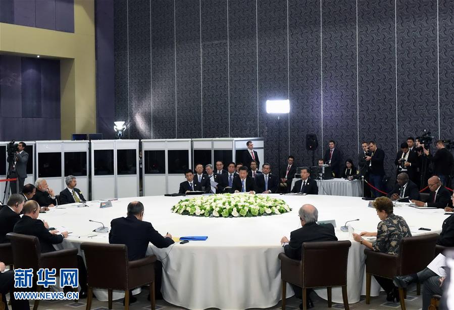  11月15日，金磚國家領(lǐng)導(dǎo)人非正式會晤在土耳其安塔利亞舉行，中國國家主席習(xí)近平、俄羅斯總統(tǒng)普京、印度總理莫迪、南非總統(tǒng)祖馬、巴西總統(tǒng)羅塞夫出席。習(xí)近平在會上發(fā)表題為《開拓機(jī)遇應(yīng)對挑戰(zhàn)》的重要講話。 新華社記者 饒愛民 攝 