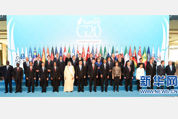 11月15日，二十國集團領導人第十次峰會在土耳其安塔利亞舉行。國家主席習近平出席并發表題為《創新增長路徑共享發展成果》的重要講話。這是習近平主席同與會領導人合影。 新華社記者 李學仁 攝