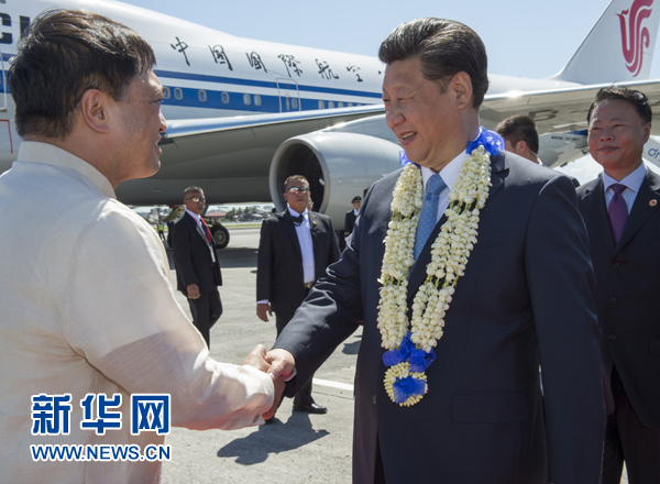 11月17日,國家主席習(xí)近平抵達(dá)菲律賓首都馬尼拉尼諾·阿基諾國際機(jī)場,出席即將舉行的亞太經(jīng)合組織第二十三次領(lǐng)導(dǎo)人非正式會議。菲律賓高級官員到機(jī)場迎接習(xí)近平主席。新華社記者李學(xué)仁攝 11月17日,國家主席習(xí)近平抵達(dá)菲律賓首都馬尼拉尼諾·阿基諾國際機(jī)場,出席即將舉行的亞太經(jīng)合組織第二十三次領(lǐng)導(dǎo)人非正式會議。菲律賓高級官員到機(jī)場迎接習(xí)近平主席。新華社記者李學(xué)仁攝