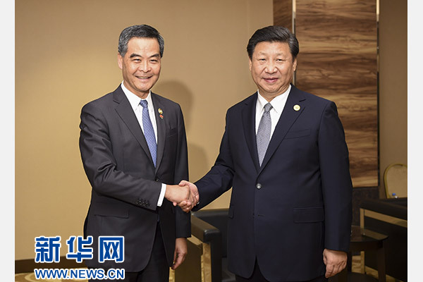 11月18日，國家主席習近平在菲律賓馬尼拉會見前來出席亞太經合組織第二十三次領導人非正式會議的香港特別行政區行政長官梁振英。新華社記者謝環馳攝