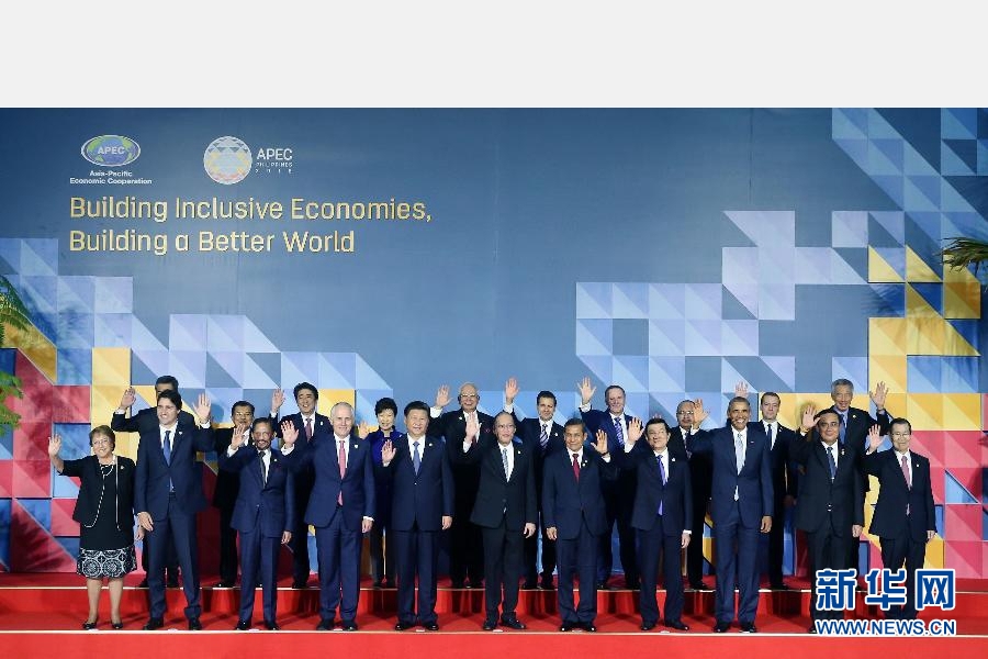 這是會議開始前，國家主席習近平同其他亞太經合組織成員經濟體領導人、代表合影。 新華社記者 姚大偉 攝