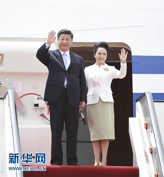 12月1日，中國(guó)國(guó)家主席習(xí)近平乘專機(jī)抵達(dá)津巴布韋首都哈拉雷，開(kāi)始對(duì)津巴布韋進(jìn)行國(guó)事訪問(wèn)。津巴布韋總統(tǒng)穆加貝在機(jī)場(chǎng)舉行隆重歡迎儀式。這是習(xí)近平和夫人彭麗媛向歡迎人群揮手致意。新華社記者 謝環(huán)馳 攝 