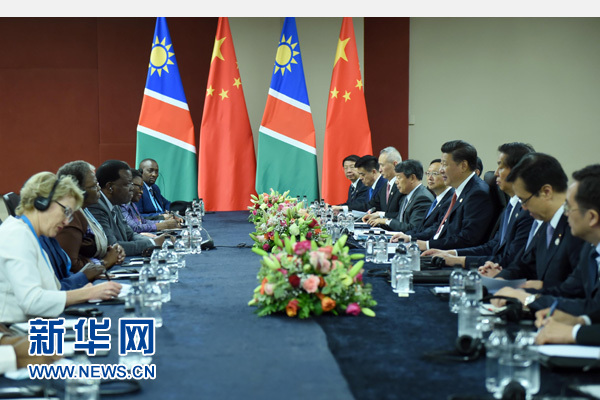 12月4日,國家主席習(xí)近平在約翰內(nèi)斯堡會(huì)見納米比亞總統(tǒng)根哥布。 新華社記者 張鐸 攝 12月4日,國家主席習(xí)近平在約翰內(nèi)斯堡會(huì)見納米比亞總統(tǒng)根哥布。 新華社記者 張鐸 攝