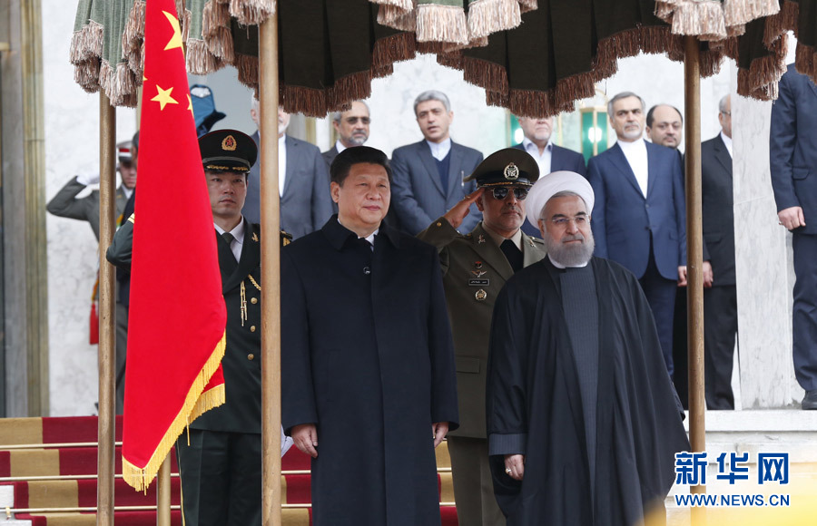 1月23日,國家主席習近平同伊朗總統(tǒng)魯哈尼在德黑蘭薩德阿巴德王宮舉行會談。這是會談前,習近平主席出席魯哈尼總統(tǒng)舉行的隆重歡迎儀式。新華社記者 鞠鵬 攝 1月23日,國家主席習近平同伊朗總統(tǒng)魯哈尼在德黑蘭薩德阿巴德王宮舉行會談。這是會談前,習近平主席出席魯哈尼總統(tǒng)舉行的隆重歡迎儀式。新華社記者 鞠鵬 攝