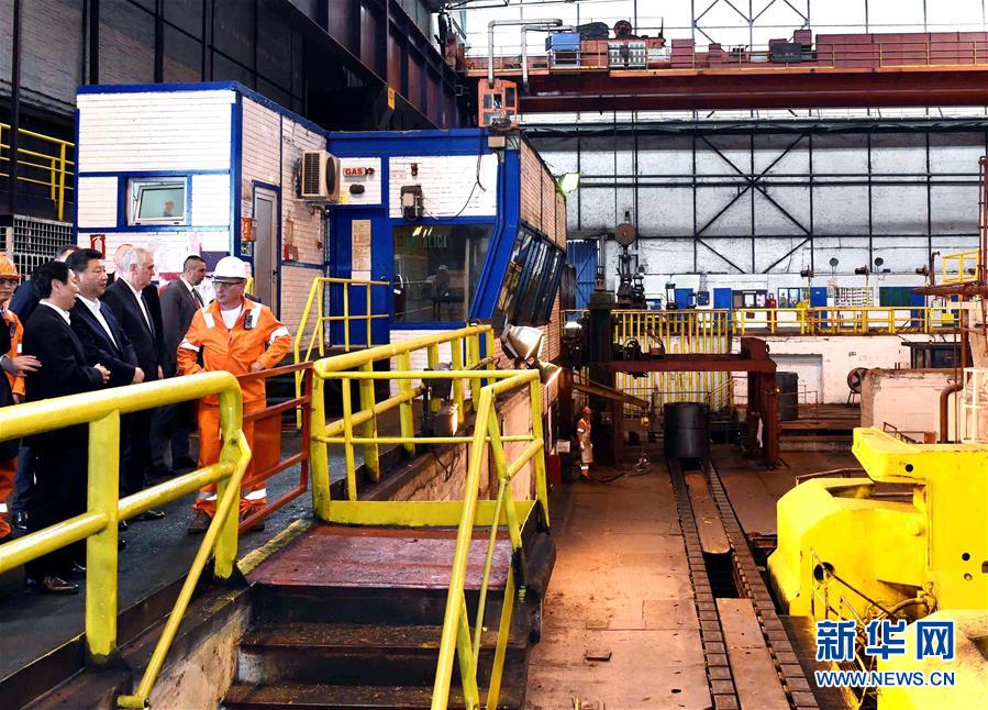 6月19日上午,國家主席習(xí)近平在貝爾格萊德參觀河鋼集團塞爾維亞斯梅代雷沃鋼廠。 新華社記者 饒愛民 攝 6月19日上午,國家主席習(xí)近平在貝爾格萊德參觀河鋼集團塞爾維亞斯梅代雷沃鋼廠。 新華社記者 饒愛民 攝