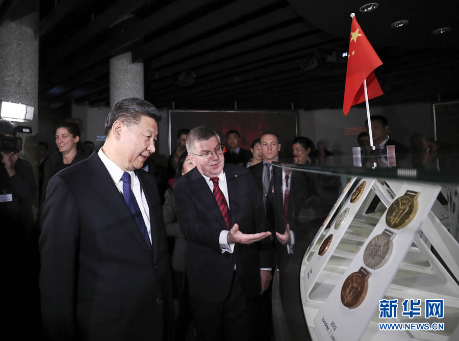 1月18日,國(guó)家主席習(xí)近平在瑞士洛桑國(guó)際奧林匹克博物館會(huì)見(jiàn)國(guó)際奧林匹克委員會(huì)主席巴赫。這是會(huì)見(jiàn)后,習(xí)近平在巴赫陪同下參觀往屆奧運(yùn)會(huì)獎(jiǎng)牌展。新華社記者 蘭紅光 攝 1月18日,國(guó)家主席習(xí)近平在瑞士洛桑國(guó)際奧林匹克博物館會(huì)見(jiàn)國(guó)際奧林匹克委員會(huì)主席巴赫。這是會(huì)見(jiàn)后,習(xí)近平在巴赫陪同下參觀往屆奧運(yùn)會(huì)獎(jiǎng)牌展。新華社記者 蘭紅光 攝