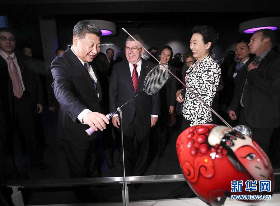 1月18日,國(guó)家主席習(xí)近平在瑞士洛桑國(guó)際奧林匹克博物館會(huì)見(jiàn)國(guó)際奧林匹克委員會(huì)主席巴赫。這是習(xí)近平在巴赫陪同下,參觀羽毛球世界冠軍李玲蔚用過(guò)的球拍。新華社記者 蘭紅光 攝 1月18日,國(guó)家主席習(xí)近平在瑞士洛桑國(guó)際奧林匹克博物館會(huì)見(jiàn)國(guó)際奧林匹克委員會(huì)主席巴赫。這是習(xí)近平在巴赫陪同下,參觀羽毛球世界冠軍李玲蔚用過(guò)的球拍。新華社記者 蘭紅光 攝