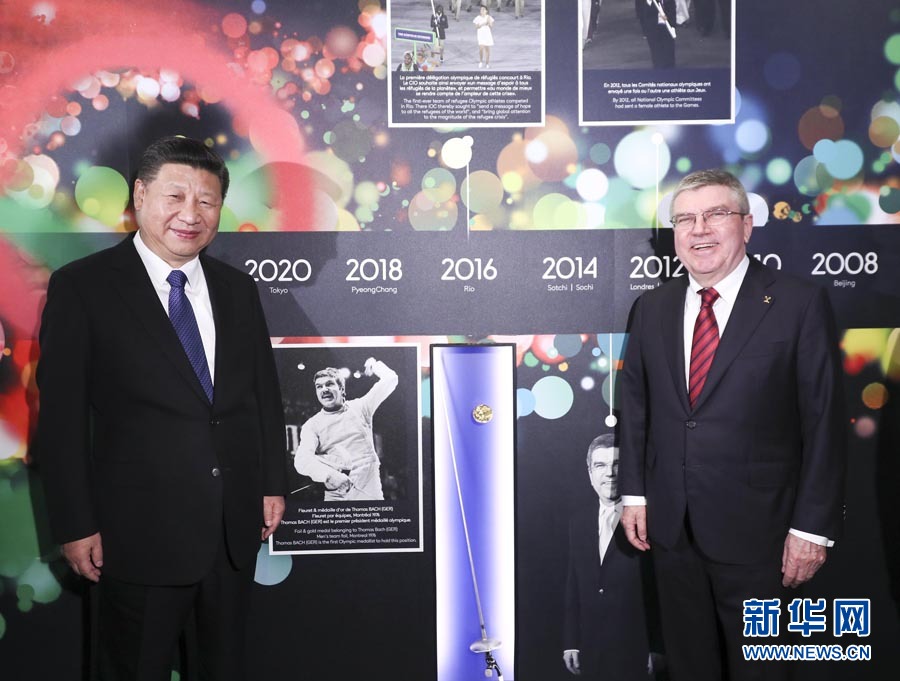 1月18日,國(guó)家主席習(xí)近平在瑞士洛桑國(guó)際奧林匹克博物館會(huì)見(jiàn)國(guó)際奧林匹克委員會(huì)主席巴赫。這是習(xí)近平與巴赫在巴赫作為擊劍運(yùn)動(dòng)員參加奧運(yùn)會(huì)的照片前合影。新華社記者 蘭紅光 攝 1月18日,國(guó)家主席習(xí)近平在瑞士洛桑國(guó)際奧林匹克博物館會(huì)見(jiàn)國(guó)際奧林匹克委員會(huì)主席巴赫。這是習(xí)近平與巴赫在巴赫作為擊劍運(yùn)動(dòng)員參加奧運(yùn)會(huì)的照片前合影。新華社記者 蘭紅光 攝
