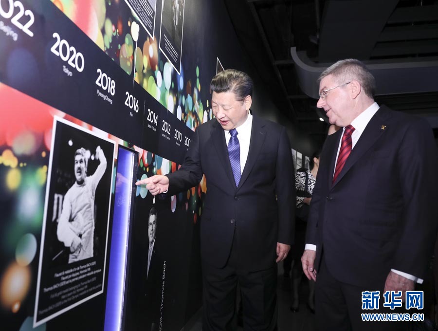1月18日,國(guó)家主席習(xí)近平在瑞士洛桑國(guó)際奧林匹克博物館會(huì)見(jiàn)國(guó)際奧林匹克委員會(huì)主席巴赫。這是習(xí)近平在巴赫陪同下,參觀巴赫作為擊劍運(yùn)動(dòng)員參加奧運(yùn)會(huì)的照片。新華社記者 蘭紅光 攝 1月18日,國(guó)家主席習(xí)近平在瑞士洛桑國(guó)際奧林匹克博物館會(huì)見(jiàn)國(guó)際奧林匹克委員會(huì)主席巴赫。這是習(xí)近平在巴赫陪同下,參觀巴赫作為擊劍運(yùn)動(dòng)員參加奧運(yùn)會(huì)的照片。新華社記者 蘭紅光 攝