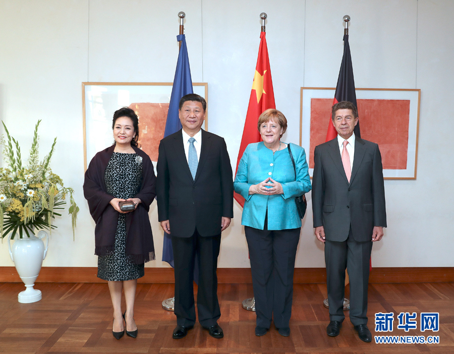 當(dāng)?shù)貢r(shí)間7月4日晚，剛剛抵達(dá)柏林的國家主席習(xí)近平在利伯曼故居同德國總理默克爾舉行會見。這是習(xí)近平和夫人彭麗媛抵達(dá)位于柏林市中心勃蘭登堡門附近的利伯曼故居時(shí)，受到默克爾和丈夫紹爾熱情迎接。新華社記者 馬占成 攝
