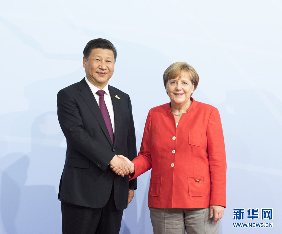 7月7日,二十國(guó)集團(tuán)領(lǐng)導(dǎo)人第十二次峰會(huì)在德國(guó)漢堡舉行。國(guó)家主席習(xí)近平出席并發(fā)表題為《堅(jiān)持開(kāi)放包容 推動(dòng)聯(lián)動(dòng)增長(zhǎng)》的重要講話(huà)。這是峰會(huì)開(kāi)始前,習(xí)近平受到德國(guó)總理默克爾迎接。新華社記者 李學(xué)仁 攝 7月7日,二十國(guó)集團(tuán)領(lǐng)導(dǎo)人第十二次峰會(huì)在德國(guó)漢堡舉行。國(guó)家主席習(xí)近平出席并發(fā)表題為《堅(jiān)持開(kāi)放包容 推動(dòng)聯(lián)動(dòng)增長(zhǎng)》的重要講話(huà)。這是峰會(huì)開(kāi)始前,習(xí)近平受到德國(guó)總理默克爾迎接。新華社記者 李學(xué)仁 攝