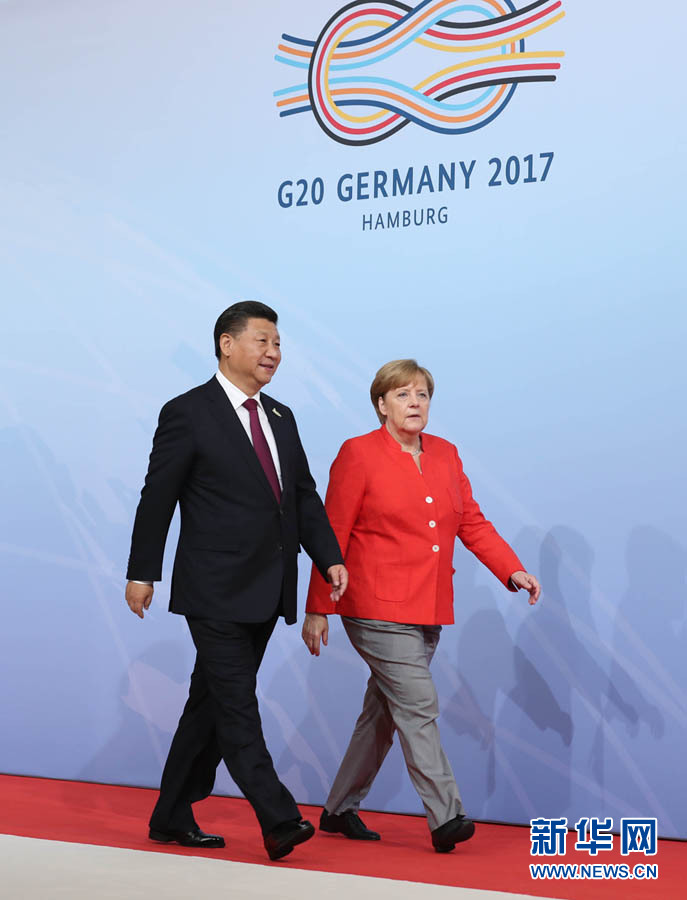 7月7日,二十國(guó)集團(tuán)領(lǐng)導(dǎo)人第十二次峰會(huì)在德國(guó)漢堡舉行。國(guó)家主席習(xí)近平出席并發(fā)表題為《堅(jiān)持開(kāi)放包容 推動(dòng)聯(lián)動(dòng)增長(zhǎng)》的重要講話(huà)。這是峰會(huì)開(kāi)始前,習(xí)近平受到德國(guó)總理默克爾迎接。新華社記者 劉衛(wèi)兵 攝 7月7日,二十國(guó)集團(tuán)領(lǐng)導(dǎo)人第十二次峰會(huì)在德國(guó)漢堡舉行。國(guó)家主席習(xí)近平出席并發(fā)表題為《堅(jiān)持開(kāi)放包容 推動(dòng)聯(lián)動(dòng)增長(zhǎng)》的重要講話(huà)。這是峰會(huì)開(kāi)始前,習(xí)近平受到德國(guó)總理默克爾迎接。新華社記者 劉衛(wèi)兵 攝