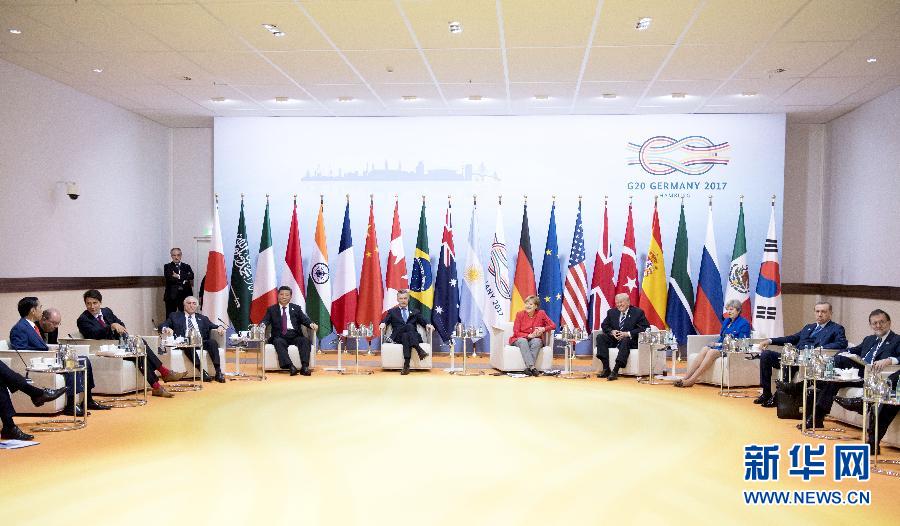 7月7日,二十國(guó)集團(tuán)領(lǐng)導(dǎo)人第十二次峰會(huì)在德國(guó)漢堡舉行。國(guó)家主席習(xí)近平出席并發(fā)表題為《堅(jiān)持開(kāi)放包容 推動(dòng)聯(lián)動(dòng)增長(zhǎng)》的重要講話(huà)。這是峰會(huì)前,習(xí)近平出席二十國(guó)集團(tuán)峰會(huì)領(lǐng)導(dǎo)人座談會(huì)。新華社記者 李學(xué)仁 攝 7月7日,二十國(guó)集團(tuán)領(lǐng)導(dǎo)人第十二次峰會(huì)在德國(guó)漢堡舉行。國(guó)家主席習(xí)近平出席并發(fā)表題為《堅(jiān)持開(kāi)放包容 推動(dòng)聯(lián)動(dòng)增長(zhǎng)》的重要講話(huà)。這是峰會(huì)前,習(xí)近平出席二十國(guó)集團(tuán)峰會(huì)領(lǐng)導(dǎo)人座談會(huì)。新華社記者 李學(xué)仁 攝