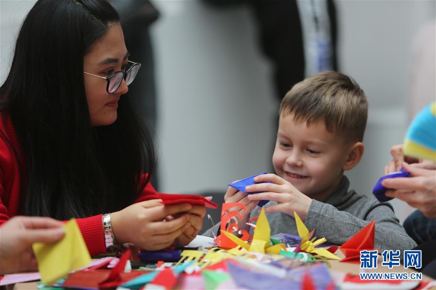 (國際·圖文互動(dòng))(2)白俄羅斯國家美術(shù)館里的中國年