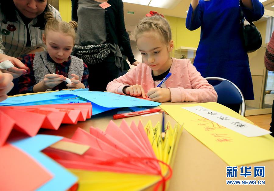 (國際·圖文互動(dòng))(4)白俄羅斯國家美術(shù)館里的中國年