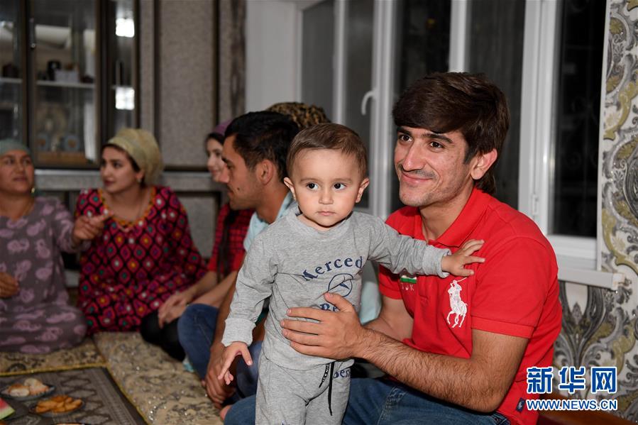 (國際·圖文互動)(1)通訊:“學習中文為我帶來意想不到的發展機遇”——記一名“90后”塔吉克斯坦青年的圓夢之路