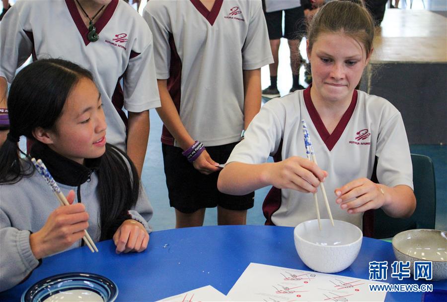 (國際·圖文互動)(4)通訊:“Kia Ora,都來吧,漢語學習發了芽”——新西蘭羅托魯阿初級中學中文助教的夢想