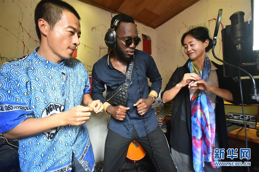 （國際·圖文互動）（3）通訊：《中喀一家人》——贈別中國醫療隊員的非洲旋律