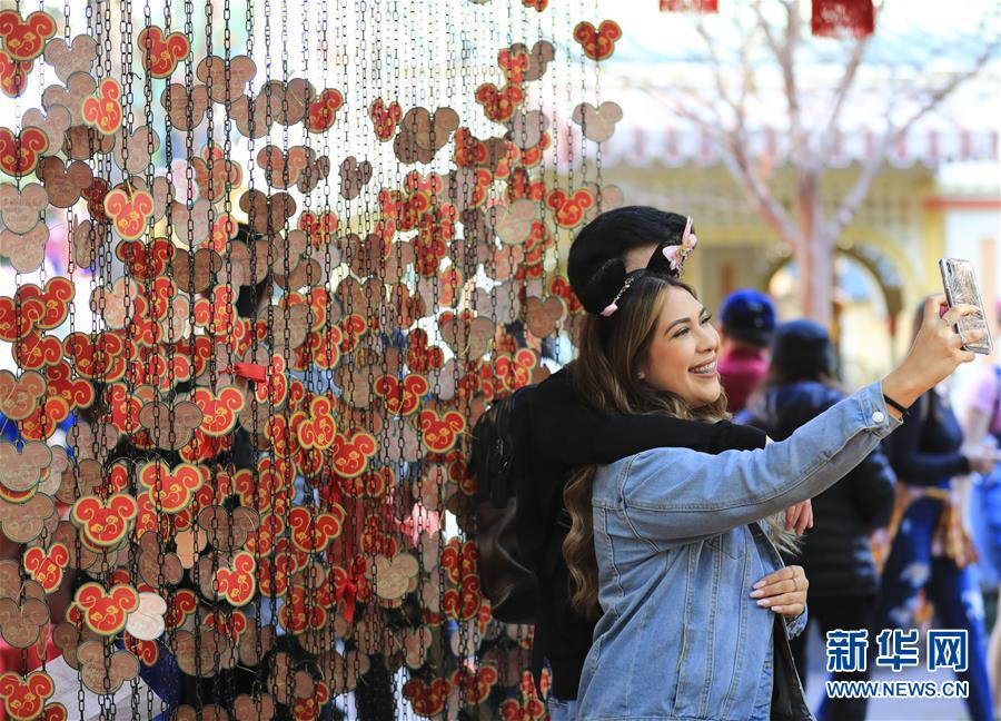 (國際·圖文互動)(6)通訊:美國迪士尼加州冒險樂園紅紅火火迎鼠年