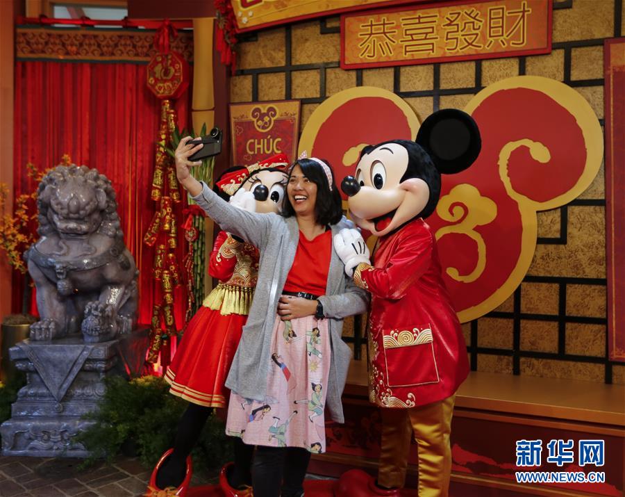 (國際·圖文互動)(8)通訊:美國迪士尼加州冒險樂園紅紅火火迎鼠年