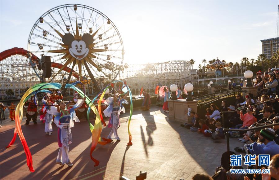 (國際·圖文互動)(12)通訊:美國迪士尼加州冒險樂園紅紅火火迎鼠年