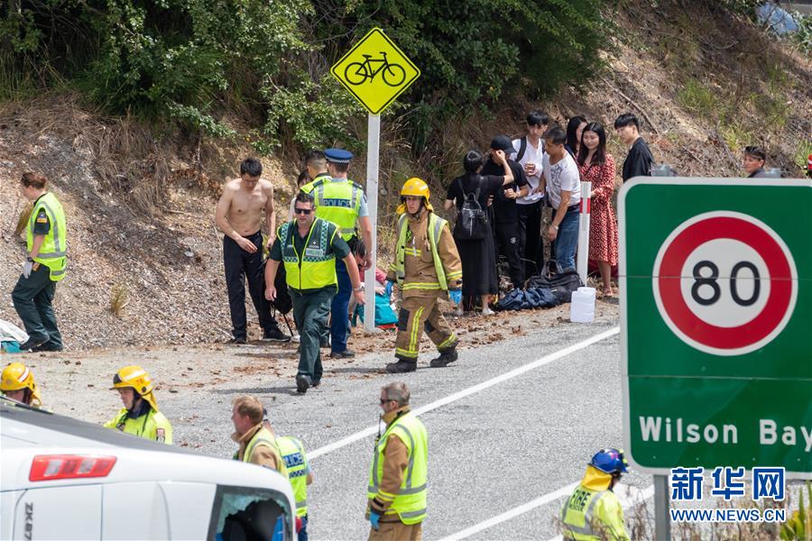 （國(guó)際）（2）新西蘭南島旅游大巴側(cè)翻 多名中國(guó)游客受傷