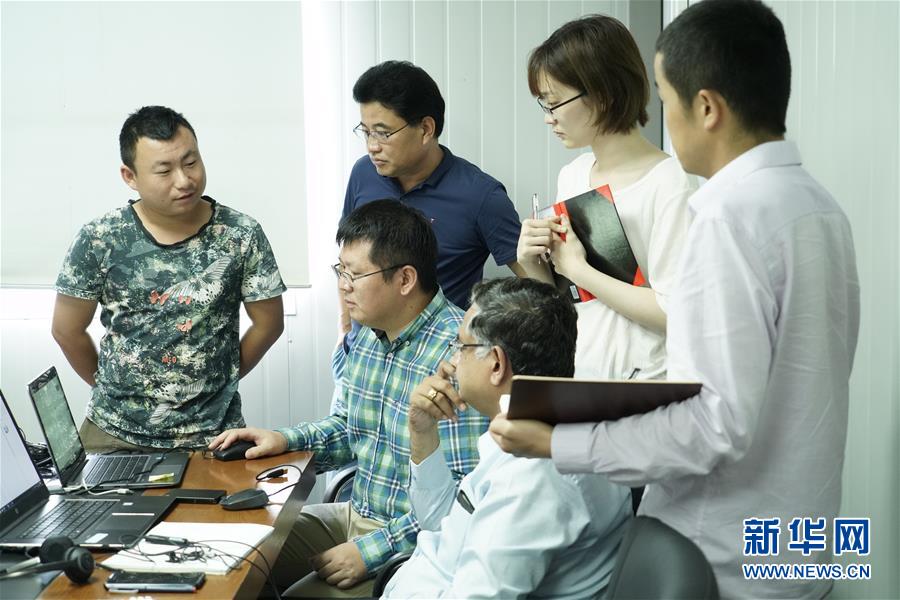 (國際·圖文互動)(1)通訊:春節(jié),“是工期而不是假期”——記科倫坡港口城的中國建設(shè)者