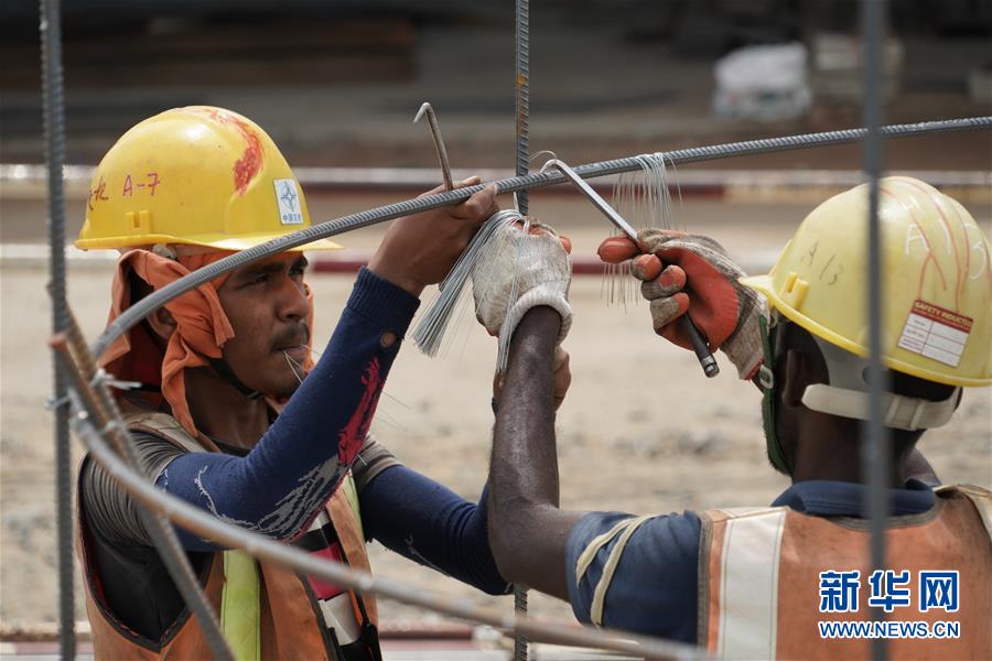 (國際·圖文互動)(4)通訊:春節(jié),“是工期而不是假期”——記科倫坡港口城的中國建設(shè)者