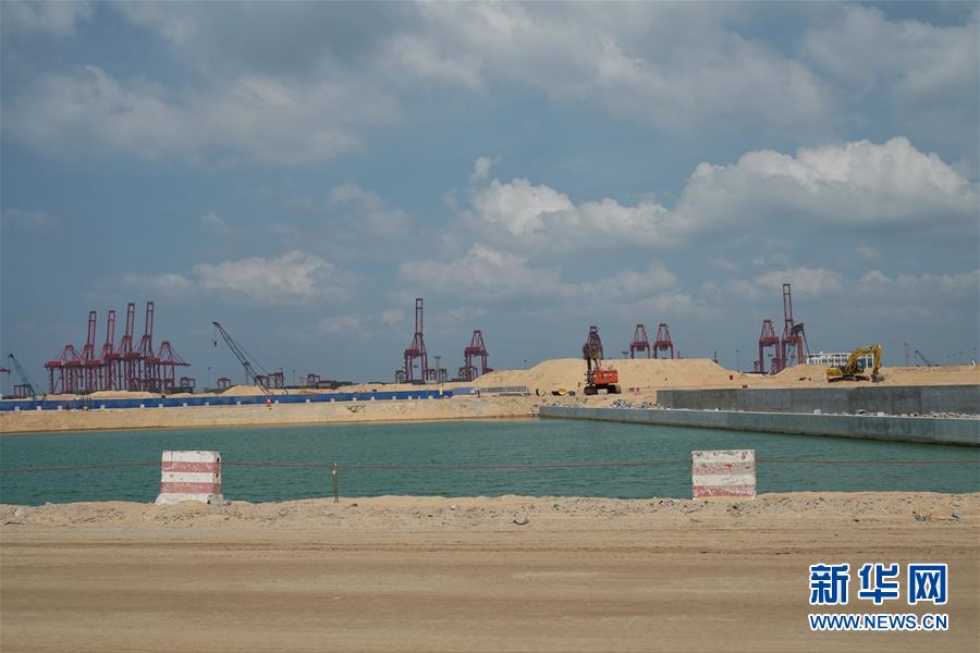 (國際·圖文互動)(5)通訊:春節(jié),“是工期而不是假期”——記科倫坡港口城的中國建設(shè)者