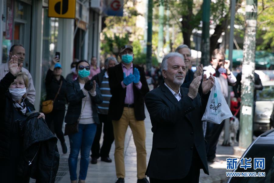 (國際疫情·圖文互動)(1)雅典“卡車音樂會”致敬白衣天使