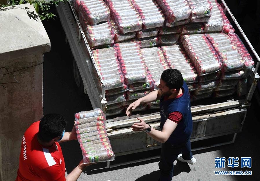 （國際疫情·圖文互動）（1）通訊：疫情中，那抹笑容最難忘——記向困難家庭發(fā)放愛心包裹的敘利亞青年志愿者