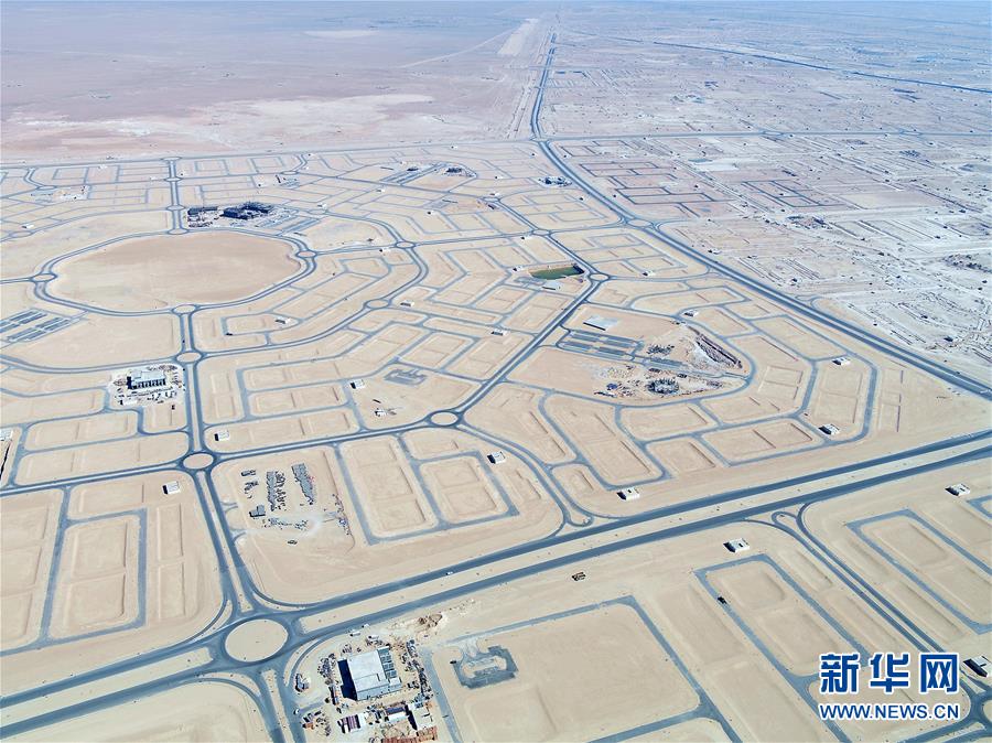 （國際疫情·圖文互動）（5）通訊：防疫、生產兩不誤，沙漠現“棋盤”——記中企承建科威特住房基建項目