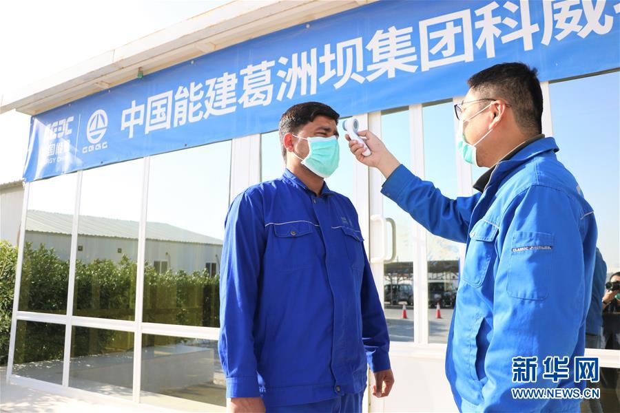 （國際疫情·圖文互動）（6）通訊：防疫、生產兩不誤，沙漠現“棋盤”——記中企承建科威特住房基建項目