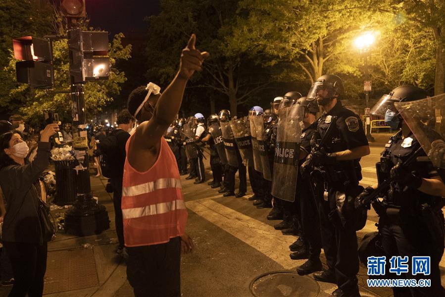 (國際)(1)美國白宮外警察和示威者發生沖突和對峙