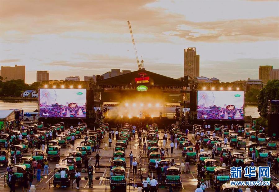 (國際·圖文互動)(3)疫情新常態下的新嘗試——泰國舉辦“嘟嘟車”音樂會
