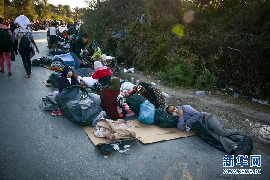 (國際)(2)希臘最大難民營發(fā)生火災 數(shù)千人逃離