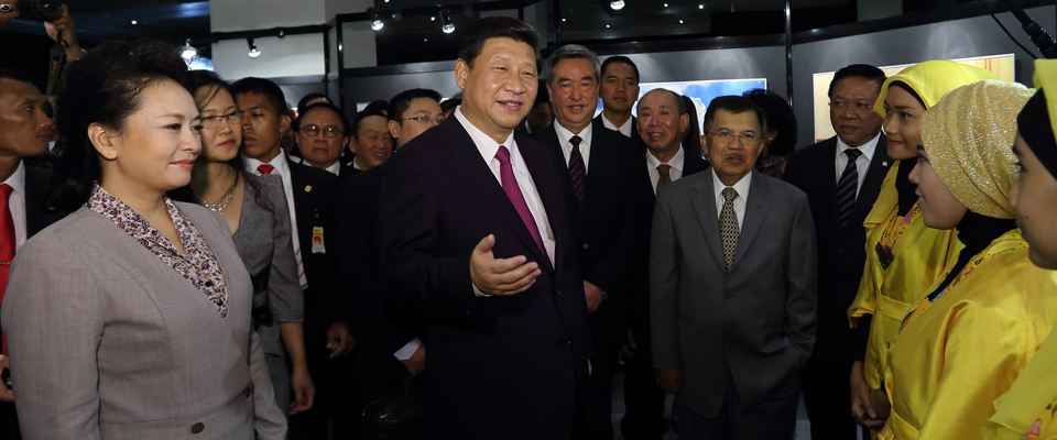 習(xí)近平參觀“中印尼友好”圖片展